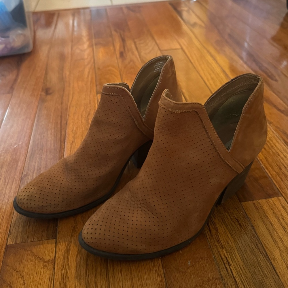 Steve Madden Tan Cut-Out Ankle Bootie Stacked Heel Size 8 NWOT — Fall Neutral
